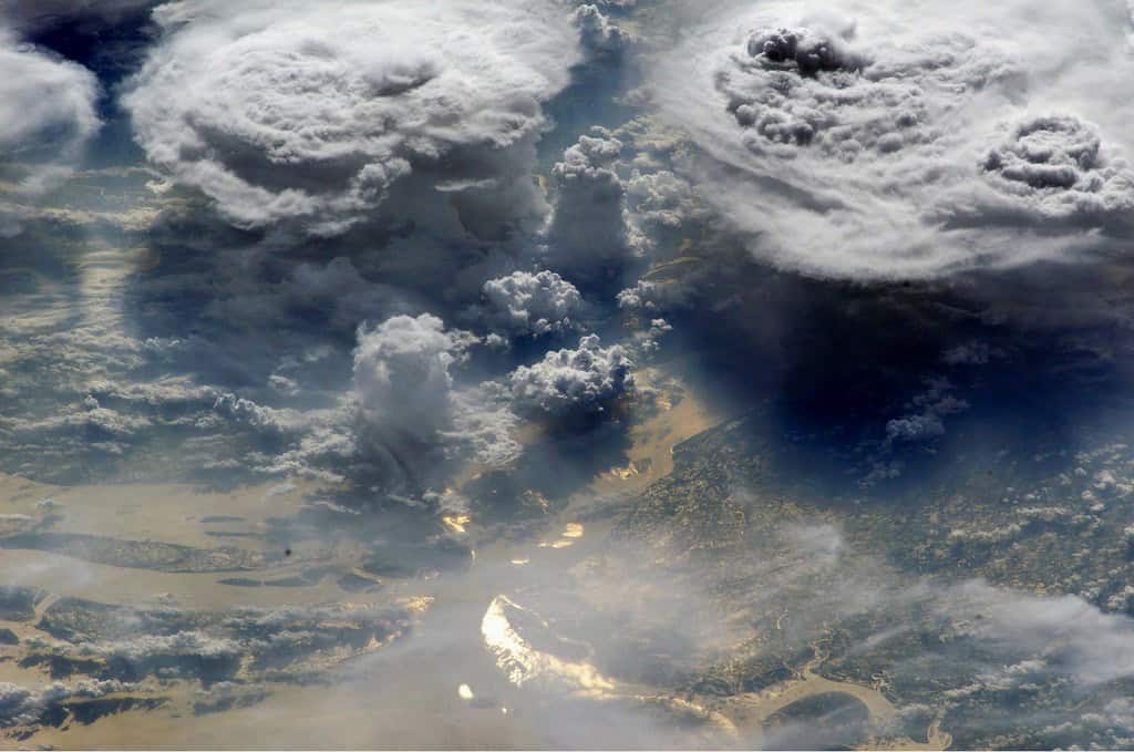nubes y agua desde arriba